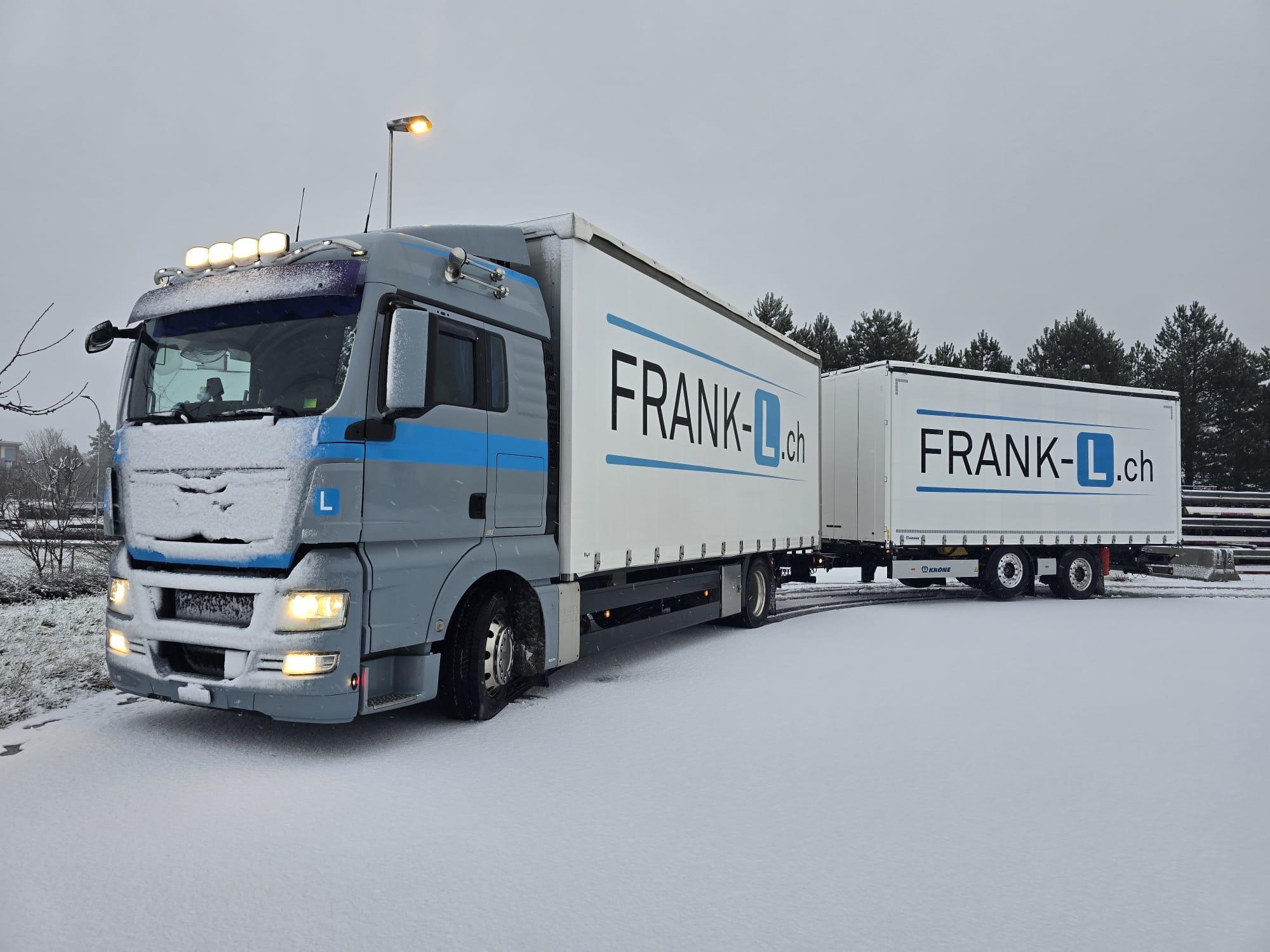 Route enneigée : ralentir, anticiper, arriver en sécurité.